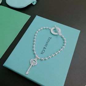 Браслет Tiffany TIFFNY&CO. из серебра, изготовленный в фирмен