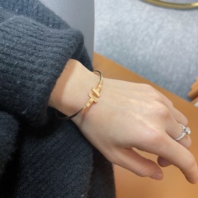-Изображение на руке -Tiffany&co Тиффани Классическая серия T