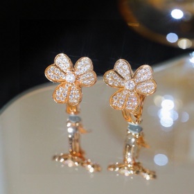 Серьги Frivole от Van Cleef & Arpels напоминают цветы, колышу