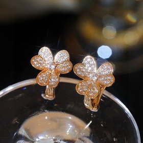 Серьги Frivole от Van Cleef & Arpels напоминают цветы, колышу