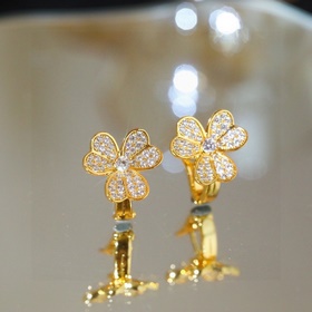 Серьги Frivole от Van Cleef & Arpels напоминают цветы, колышу