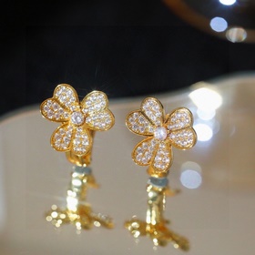 Серьги Frivole от Van Cleef & Arpels напоминают цветы, колышу