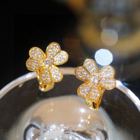 Серьги Frivole от Van Cleef & Arpels напоминают цветы, колышу