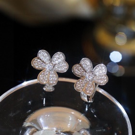Серьги Frivole от Van Cleef & Arpels напоминают цветы, колышу