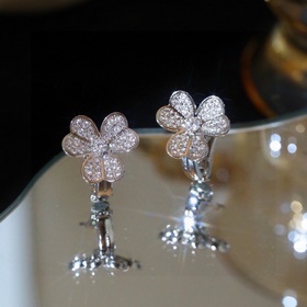 Серьги Frivole от Van Cleef & Arpels напоминают цветы, колышу