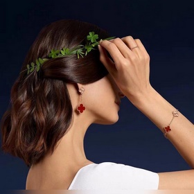 -Изображение витрины, изображение на модели -Van Cleef & Arpe