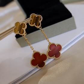 Новинка от Van Cleef & Arpels VCA! Тщательно изготовленные се