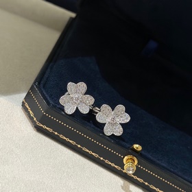 Оригинальная версия Frivole серии Van Cleef & Arpels. Серьги-