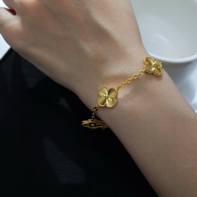 -Изображение витрины, изображение на руке -Van Cleef & Arpels