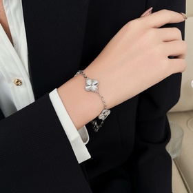 -Изображение витрины, изображение на руке -Van Cleef & Arpels
