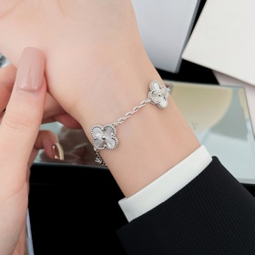 -Изображение витрины, изображение на руке -Van Cleef & Arpels