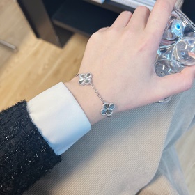 -Изображение витрины, изображение на руке -Van Cleef & Arpels