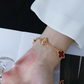 -Фотография витрины, фотография на руке -Van Cleef & Arpels Б