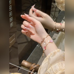 -Изображение на руке -Браслет Van Cleef &amp; Arpels с розовым пе
