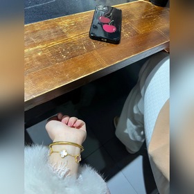 -Изображение на руке -Браслет Van Cleef & Arpels с розовым пе