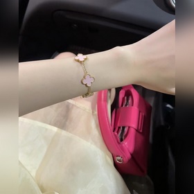 -Изображение на руке -Браслет Van Cleef & Arpels с розовым пе