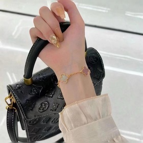 -Изображение на руке -Браслет Van Cleef & Arpels с розовым пе
