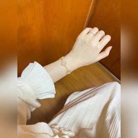 -Изображение на руке -Браслет Van Cleef & Arpels с розовым пе