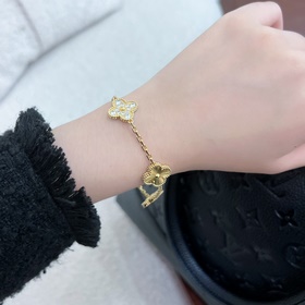 -Изображение витрины Изображение на руке -Van Cleef &amp; Arpels