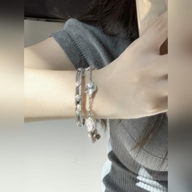 -Изображение витрины Изображение на руке -Van Cleef & Arpels 