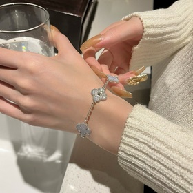 -Изображение витрины, изображение на руке -Van Cleef & Arpels