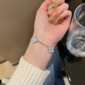 -Изображение витрины, изображение на руке -Van Cleef & Arpels