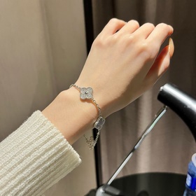 -Изображение витрины, изображение на руке -Van Cleef & Arpels