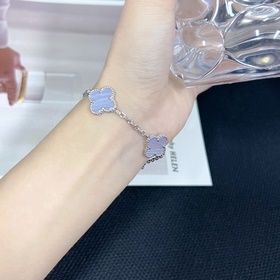-Изображение витрины, изображение на руке -Van Cleef & Arpels
