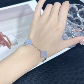-Изображение витрины, изображение на руке -Van Cleef & Arpels