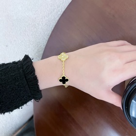 -Изображение на руке -Van Cleef &amp; Arpels Браслет с черным неф