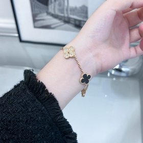 -Изображение на руке -Van Cleef & Arpels Браслет с черным неф