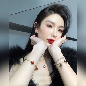 -Изображение на руке -Van Cleef & Arpels Браслет с черным неф