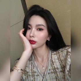 -Изображение на руке -Van Cleef & Arpels Браслет с черным неф