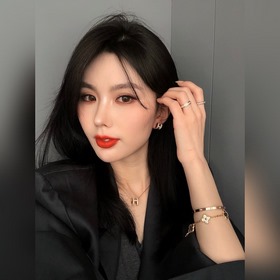 -Изображение на руке -Van Cleef & Arpels Браслет с черным неф
