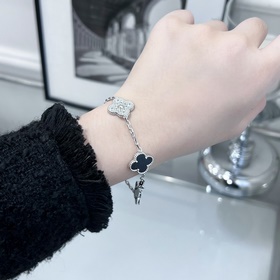 -Изображение на руке -Van Cleef & Arpels Браслет с черным неф