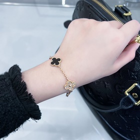 -Изображение на руке -Van Cleef & Arpels Браслет с черным неф