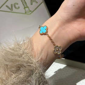 -Изображение на руке -Браслет Van Cleef & Arpels с бриллианта