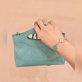 -Изображение на руке -Браслет Van Cleef & Arpels с бриллианта