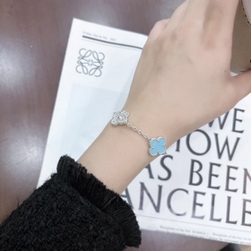 -Изображение на руке -Браслет Van Cleef & Arpels с бриллианта