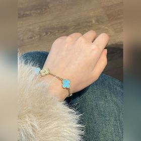 -Изображение на руке -Браслет Van Cleef & Arpels с бриллианта