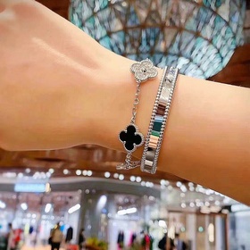 -Изображение на руке -Браслет Van Cleef & Arpels Perlee signa