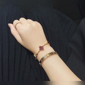 -Изображение на руке -Браслет Van Cleef & Arpels Perlee signa