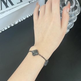 -Изображение витрины, изображение на руке -Van Cleef & Arpels