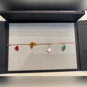 Браслет Van Cleef &amp; Arpels с четырьмя цветами, красные бабочк