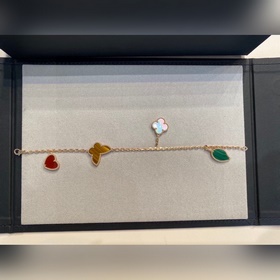 Браслет Van Cleef & Arpels с четырьмя цветами, красные бабочк