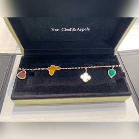 Браслет Van Cleef & Arpels с четырьмя цветами, красные бабочк