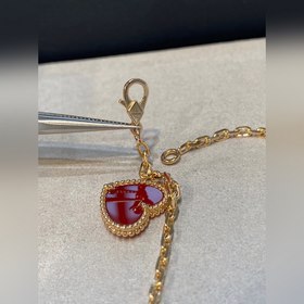 Браслет Van Cleef & Arpels с четырьмя цветами, красные бабочк