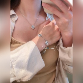 -Изображение витрины, изображение на модели -Van Cleef & Arpe