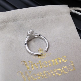 Кольцо «Метеорит» от West Empress. Ненадоетая форма виде Сатурна,