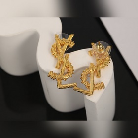 YSL Saint Laurent – классическая роскошь, модный и универсальный,